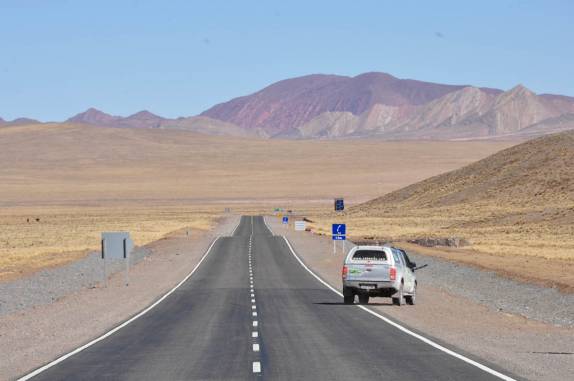 A maravilhosa estrada que corta o Parque Nacional dos Cardones, no caminho entre Salta e Cachi - Argentina